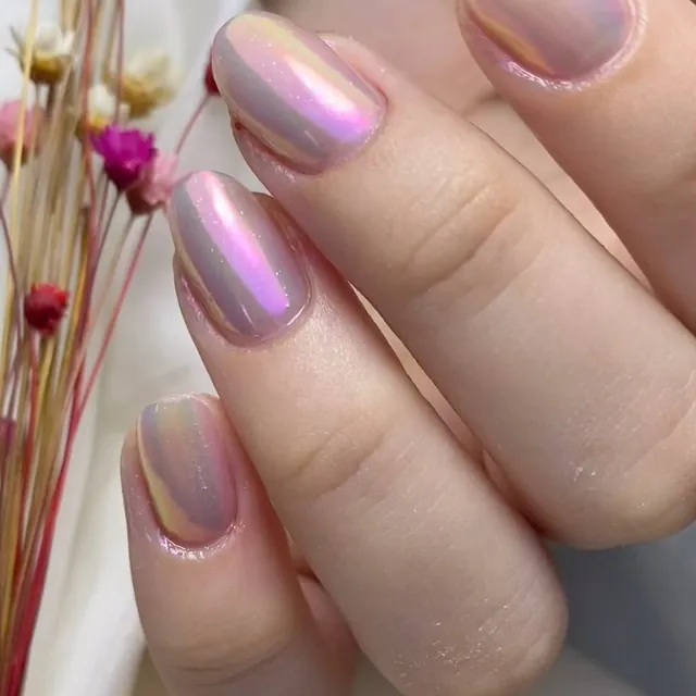 Unhas curtas com efeito cromado rosé