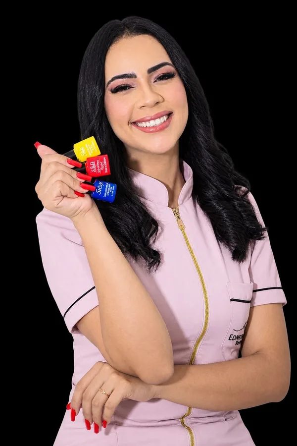Ednezia Farias segurando esmaltes em gel