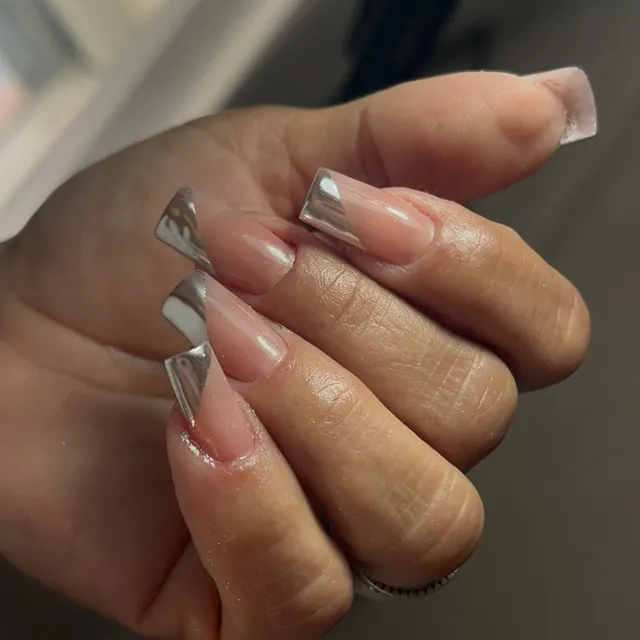 Unhas quadradas com francesinha cromada prata